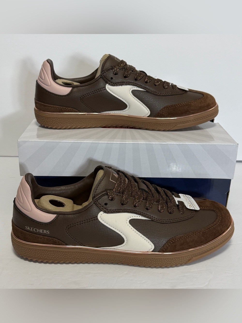 Woman's Sneakers & Athletic Shoes SKECHERS Hotshots Living Luxe Size 10 Brown